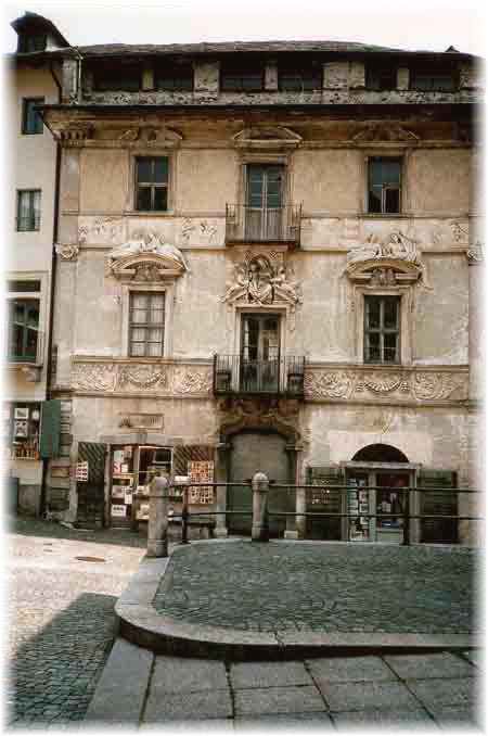 Ein Paradies für Kunsthistoriker ist die Altstadt von Locarno - so lässt es sich spazieren gehen...