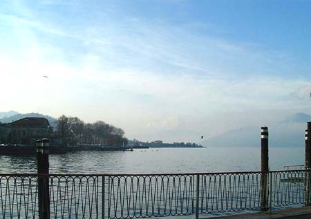 Luino: Blick von der Promenade auf den See
