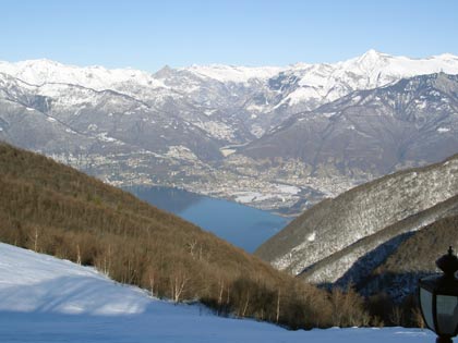 Ausblick am Lago Maggiore in Winter