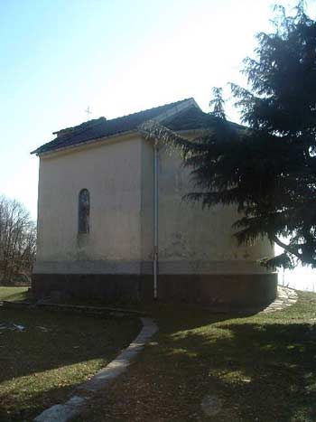 Die Kirche von San Rocco in Campagnano von hinten