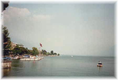 TESSIN, LOCARNO - Hafen Locarno: Morgennebel über dem See. Locarno Tessin