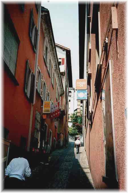 Ein verwinkeltes Gässchen in der Altstadt von Locarno