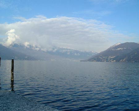 Luino: Ausblick auf den See von der Uferpromenade aus