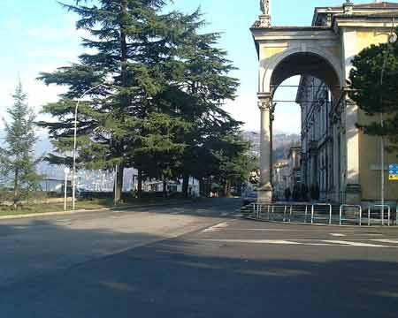 Luino: Die Uferstrasse von Luino ist eine Fahrt wert - unterwegs gibt es viele schöne Aussichtspunkte und Sehenswürdigkeiten