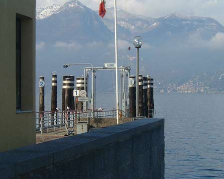 Luino: Bootsanlegestelle am Hafen von Luino