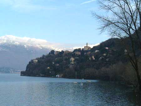 Blick auf das Dorf Pino, dass auf einer Landzunge in den See hineinragt