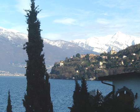 Blick auf Pino von der Strasse von Maccagno