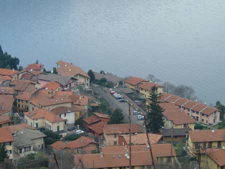 Aussicht auf Pino, den See und die Alpen von der Strasse nach Bassano aus