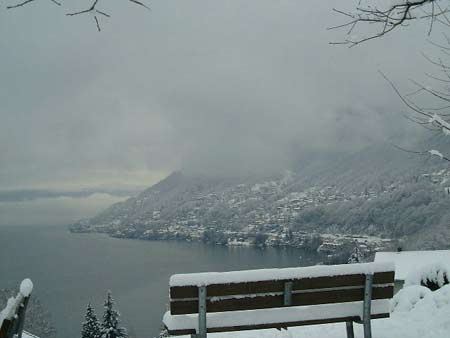 Weg mit Ausblick auf den See und die winterliche Landschaft