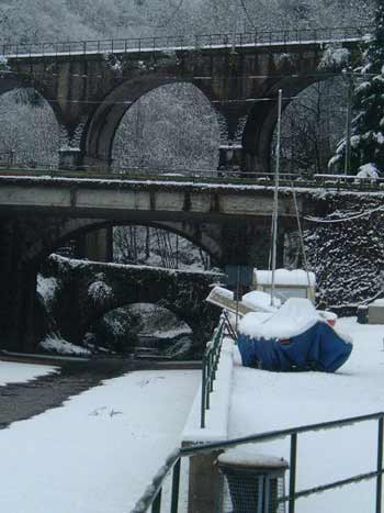 Die Brücke in Zenna schneebedeckt - führt den Fluss zum See