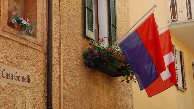 Flagge von Tessin und der Schweiz an einem Haus in Morcote