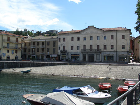 Luino: Blick von der Promenade auf den See