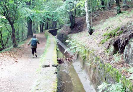 Wandern am Kanal nach Monti di Pino